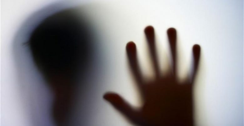 LAJM I FUNDIT/ Kapet një pedofil në Kavajë, abuzoi me një 12 vjeçar. Në prangat e ‘Bluve’ të Tiranës dhe 8 persona të tjerë a517df6ae14daf4d9a190cc2c71caf24child abuse stock photo 780x405 1