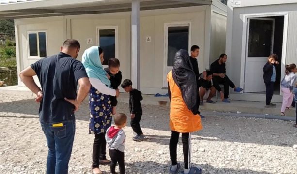 Policia ‘skanon’ afganët në Shqipëri, 607 refugjatëve u merren gjurmët e gishtave afgane 5 1 613x360 1