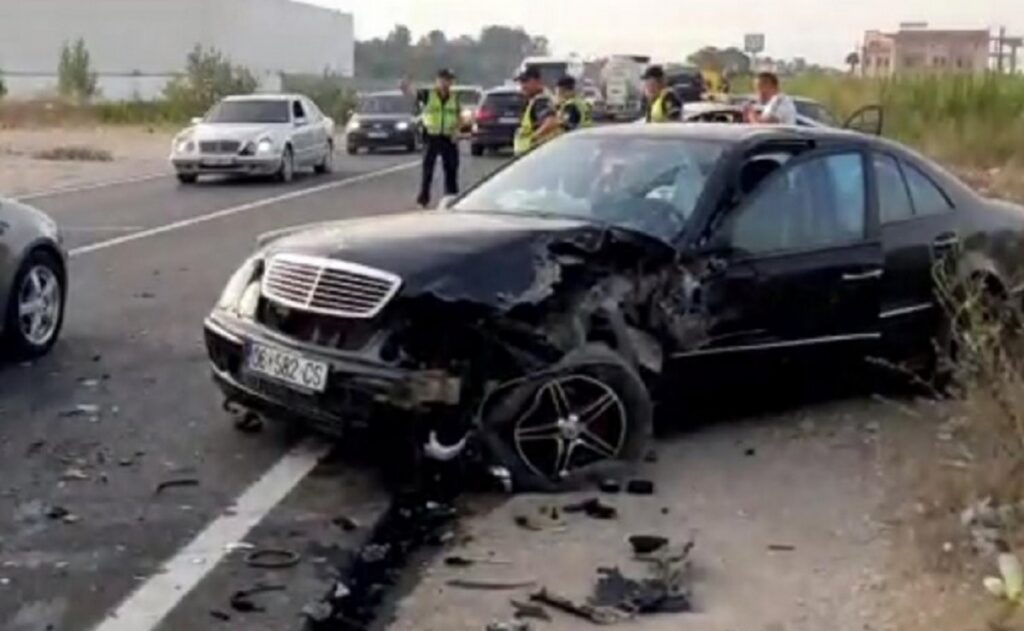 Përplasen dy automjete me targa të Kosovës në Krujë, tre të lënduar aksident 4