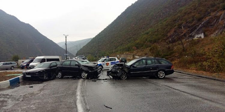 Automjetet përplasen kokë më kokë në aksin Librazhd-Përrenjas aksident 5