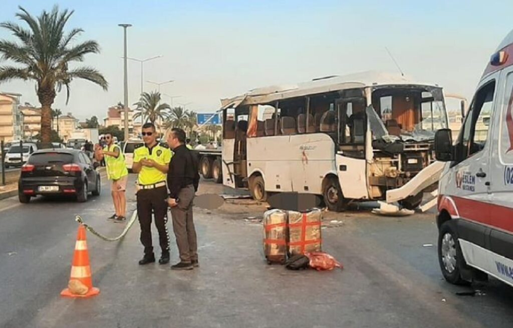 Autobusi me turistë rusë në Antalia përmbyset në rrugë, tre të vdekur aksidenti