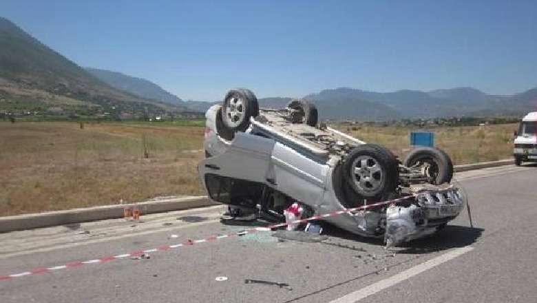 Aksident me vdekje në Korçë, drejtuesi humb kontrollin e mjetit, humb jetën pasagjeri aksient korce