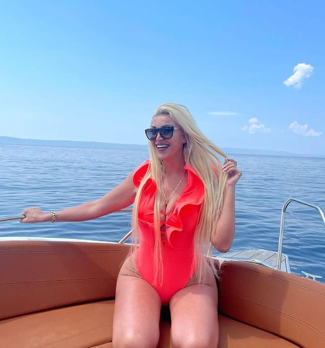 FOTOT/ Policja seksi nga Kosova në superformë, shfaqet me bikini dhe “trondit” me linjat trupore! 6 ali 3