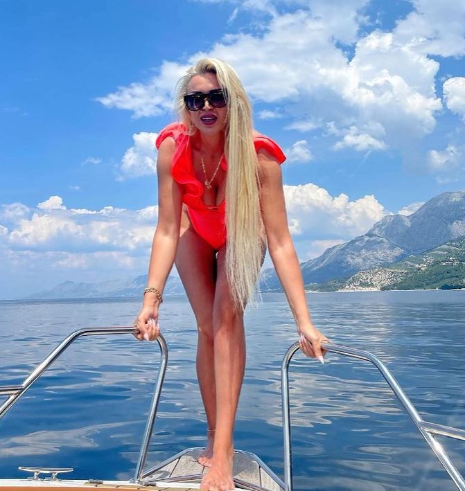 FOTOT/ Policja seksi nga Kosova në superformë, shfaqet me bikini dhe “trondit” me linjat trupore! 5 ali 4 1