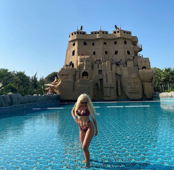FOTOT/ Policja seksi nga Kosova në superformë, shfaqet me bikini dhe “trondit” me linjat trupore! 3 ali 7