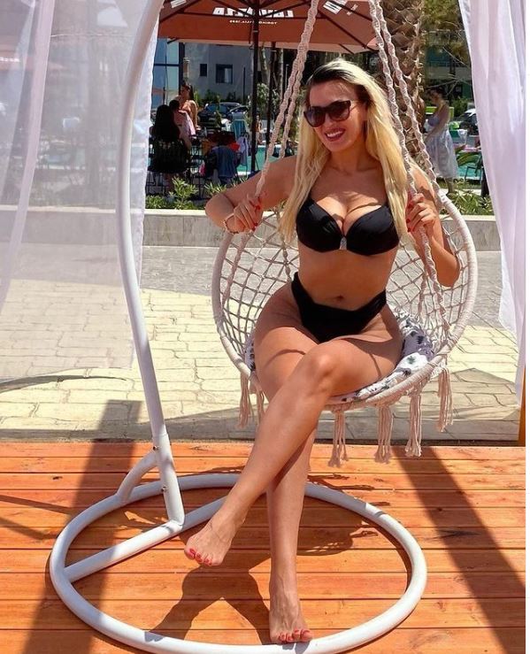 FOTOT/ Policja seksi nga Kosova në superformë, shfaqet me bikini dhe “trondit” me linjat trupore! 2 ali 8