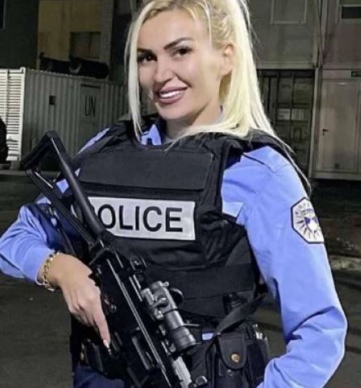 FOTOT/ Policja seksi nga Kosova në superformë, shfaqet me bikini dhe “trondit” me linjat trupore! 1 ali 9