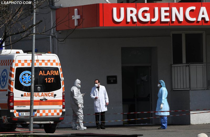MSH: Sërish 6 humbje jete dhe 700 qytetarë të infektuar me Covid ambulance 1