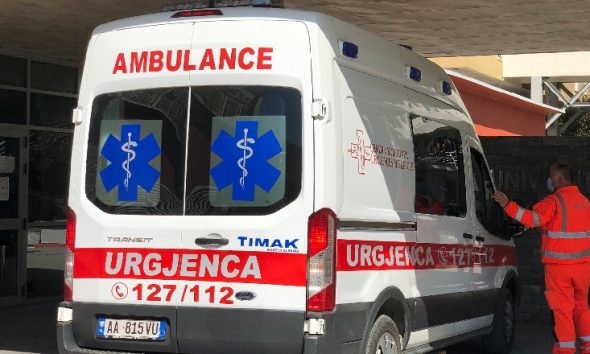 Punëtori ra nga lartësia dhe ndodhet në gjendje të rëndë, Policia në Durrës arreston biznesmenin ambulance 590x354 1