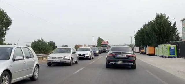 Aksident në aksin Fushë-Krujë-Thumanë, 48-vjeçari përplaset me dy makina të tjera, plagosen… benz