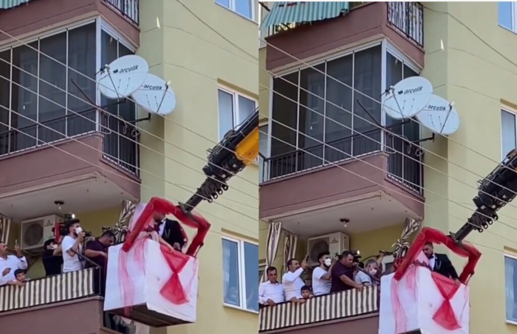 Dhëndri merr nusen nga ballkoni me vinç dasme