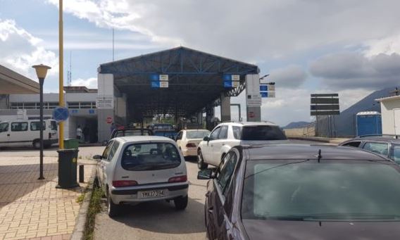 Pala greke ndërpret punën në Kakavijë, qytetarët presin në mes të vapës dogan kufi
