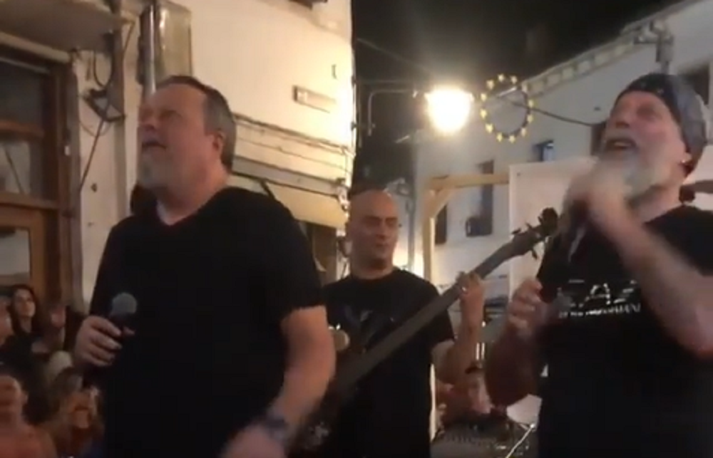 “Barbaro vasiliko…O shefi, një minutë”, Policia i ndërpret koncertin vëllezërve korçarë sa kaloi ora 23:00 (VIDEO) endri dhe stefi