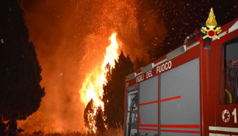 Italia në betejë me zjarret, shkon në gjashtë numri i viktimave fnffjfmf