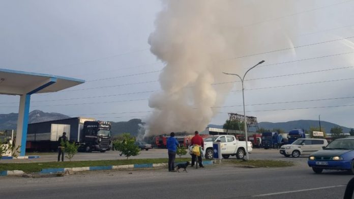 Vatër zjarri në aksin Durrës-Kavajë, zjarrfikëset nuk duken foto ilustruese