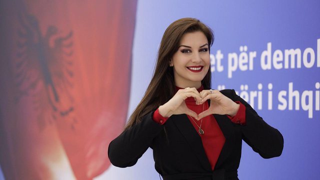 U “zhduk” pas humbjes së zgjedhjeve, rikthehet në Shqipëri ish-zëdhënësja e Bashës garo