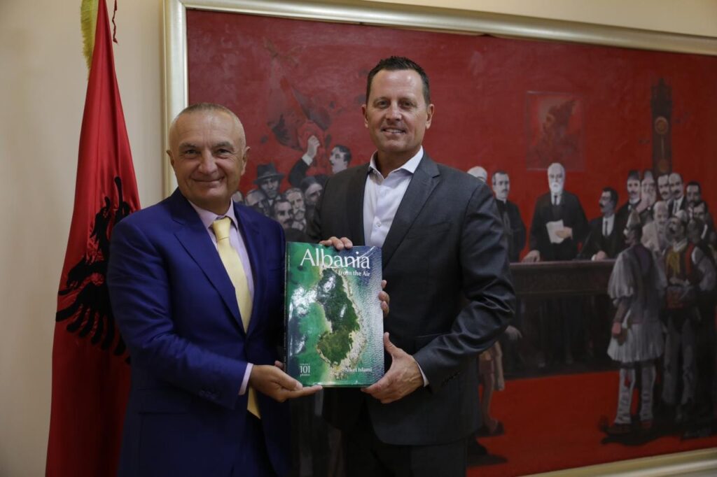 Ambasadori Grenell takon Metën, merr dhuratën e veçantë grenell meta
