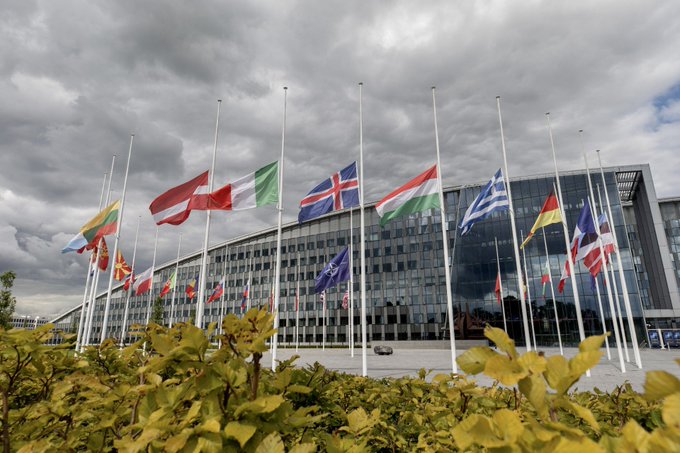 NATO ul flamujt në gjysmështize në nder të viktimave në Kabul, Stoltenberg: Nuk do të harrohen kurrë nato 1