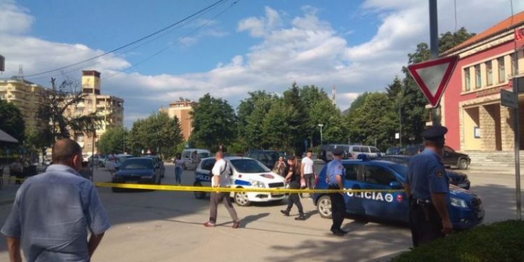 Plagoset me armë zjarri 25-vjeçari në Laç, pika kontrolli në hyrje-daljet e qytetit plagosje 750x375 1