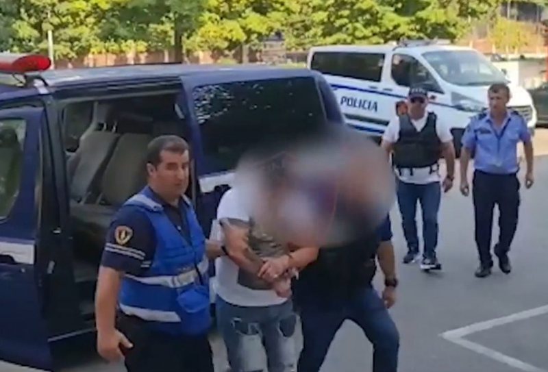 Policia i shkon befasisht në lokal dhe e kontrollon, arrestohet 48-vjeçari në Tiranë, ja çfarë i gjetën pol 3