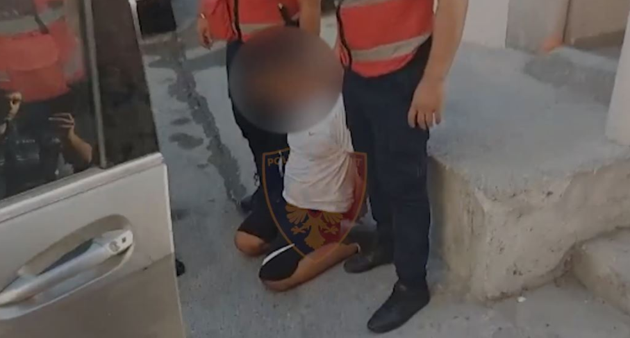 Policia “gjunjëzon” 21-vjeçarin në Durrës, iu gjetën drogë dhe para në makinë policia Durres
