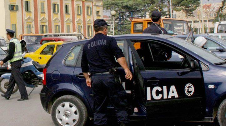 Qëlloi me armë në tokë pas përplasjes me rojen security, arrestohet polici në Tiranë, në kërkim vëllai i tij (Emrat) policia Tirane