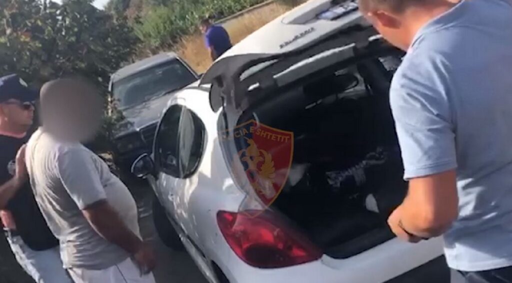 U kapën duke shkëmbyer lëndë narkotike, 5 të arrestuar në Fier policia fier 1