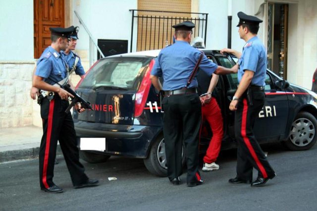 Bënë si të fortë para efektivëve, Policia shtrin dy shqiptarët në tokë dhe i arreston policia italiane