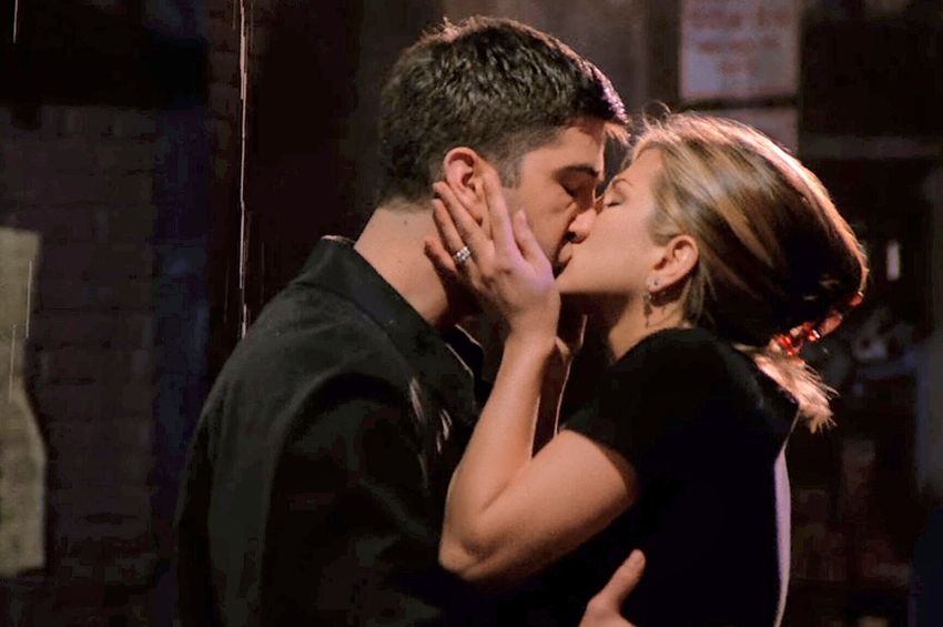 Pas ribashkimit të bujshëm, yjet e “Friends” nisin një lidhje dashurie mes tyre ross rachel kiss friends