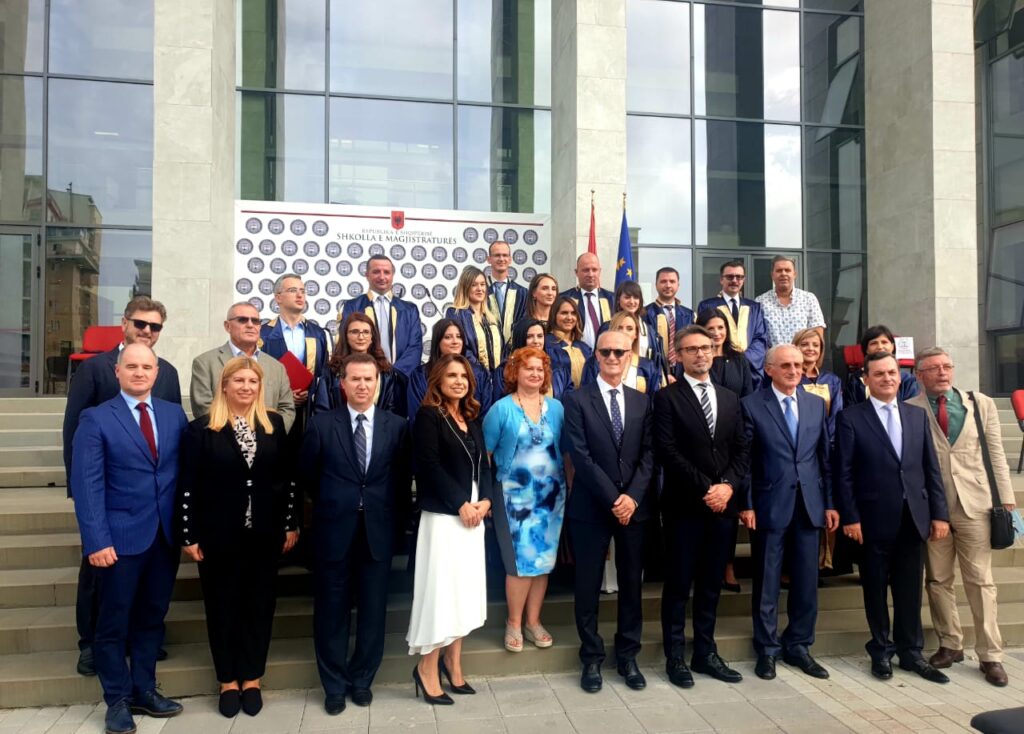 Fillon detyrimi për t’u vaksinuar, Shkolla e Magjistraturës nis e para: Depozitoni vërtetimin zyrtar që të merrni pjesë në auditor shkolla e magjistratures