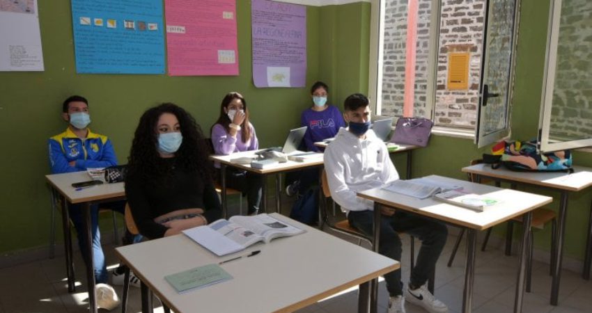 Itali/ 15 rregullat që do të ndiqen për shkolla! Nga mbajtja e maskës, dritaret e hapura, dhe testimi masiv shkolla italia 850x450 1