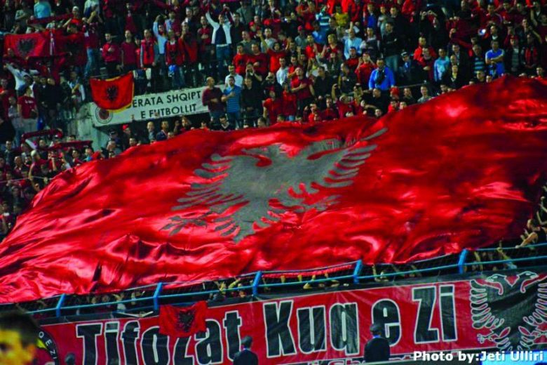 Tifozat Kuq e Zi marrin përgjegjësinë për gazin lotsjellës në “Festën e Birrës”? tkz