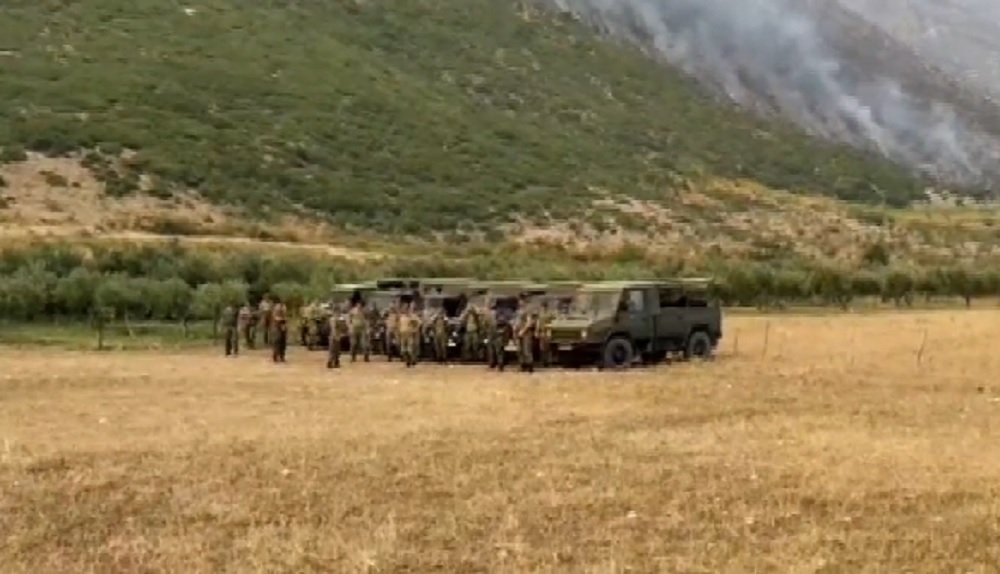 Peleshi publikon pamjet: FA transportohen 1200 m mbi nivelin e detit për shuarjen e flakëve ushtria