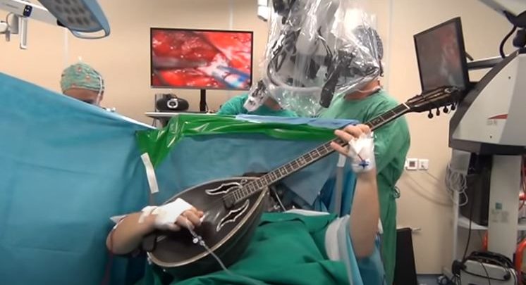 Muzikanti grek operohet në mënyrën e pazakontë, i bie buzukut gjatë ndërhrjes në tru video 1 746x405 1