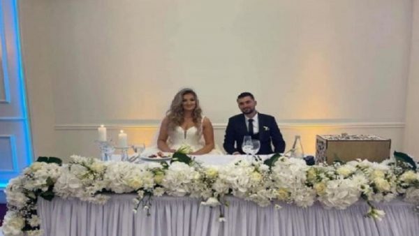 Deputetja shqiptare i jep fund beqarisë (FOTO) 1 z9 600x338 1