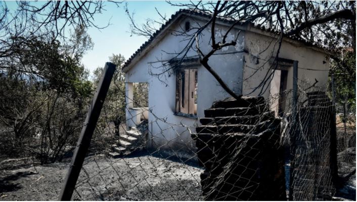U hiqte si zjarrfikës, por pas krahëve i vinte flakën vendit, arrestohet 43-vjeçari në Greqi zjarr 3 1