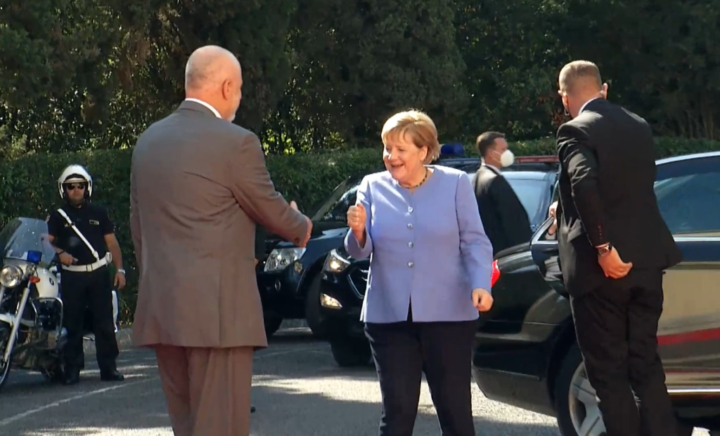 VIDEO/ Nga bllokimi i derës te takimi me Ramën, momentet ‘pikante’ nga mbërritja e kancelares Merkel 02 1