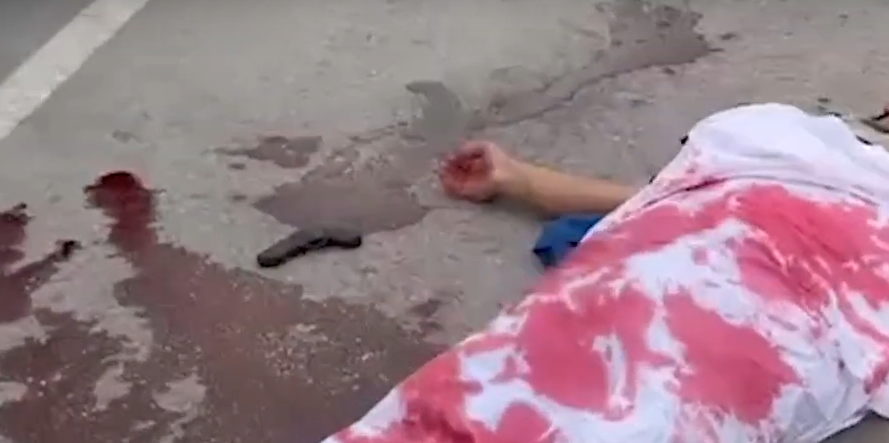 Me çarçaf me njolla gjaku dhe pistoletë lodër, shoqërohet qytetari në Korçë, po performonte për një video në TikTok 02