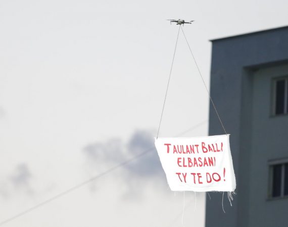 Ngrihet droni në “Elbasan Arena”, mbështetësit surprizojnë Taulant Ballën. Tifozët i përgjigjen: Rama ik! 0af88f9e 0454 413f 9a8c ceb841d513a2 570x450 1