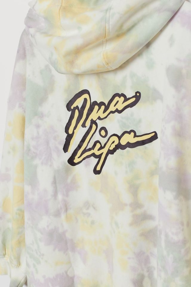 Këngëtarja shqiptare nis bashkëpunim me shtëpinë ndërkombëtare të modës, Dua Lipa hedh në treg ‘hoodie’ me emrin e saj 1 1 90