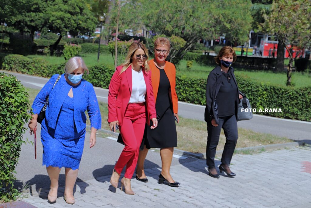 Rikthehen sfilatat e modës “Kuvendi Fashion Week”, deputetët vijnë me koleksionet e reja vjeshtë-dimër 11 11