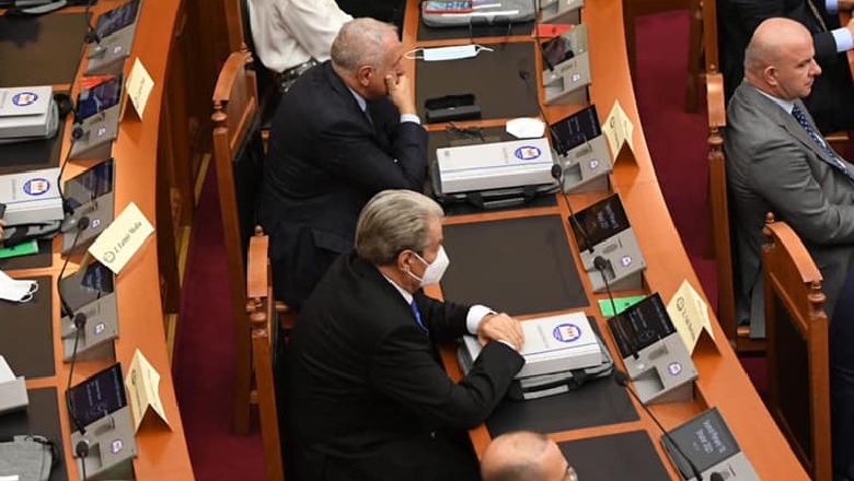 Ish deputeti Hoxha i kujton Berishës pabesinë: Doktor, të kujtohet kur thoje…? 1631269762 kuvend2