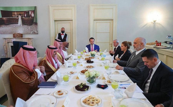 Me lëng molle dhe vetëm ëmbëlsira në tryezë, Rama pret në Kryeministri princin Faisal Bin Farhan 1858256 1