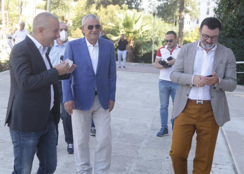 Foto/ U dorëhoq nga politika aktive, Gramoz Ruçi merr pjesë në Asamblenë e PS 1a202cc7 a403 4abb b043 329424ebe177