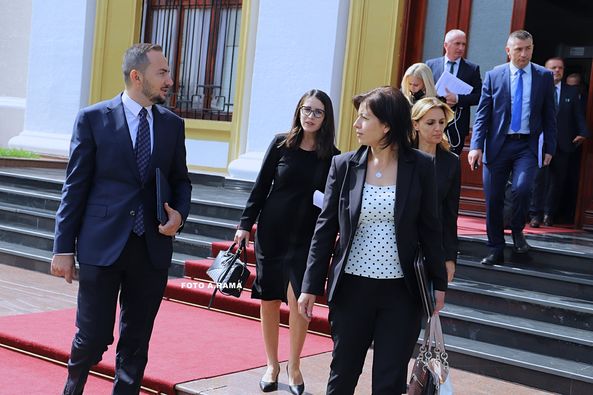 Rikthehen sfilatat e modës “Kuvendi Fashion Week”, deputetët vijnë me koleksionet e reja vjeshtë-dimër 2 2 22