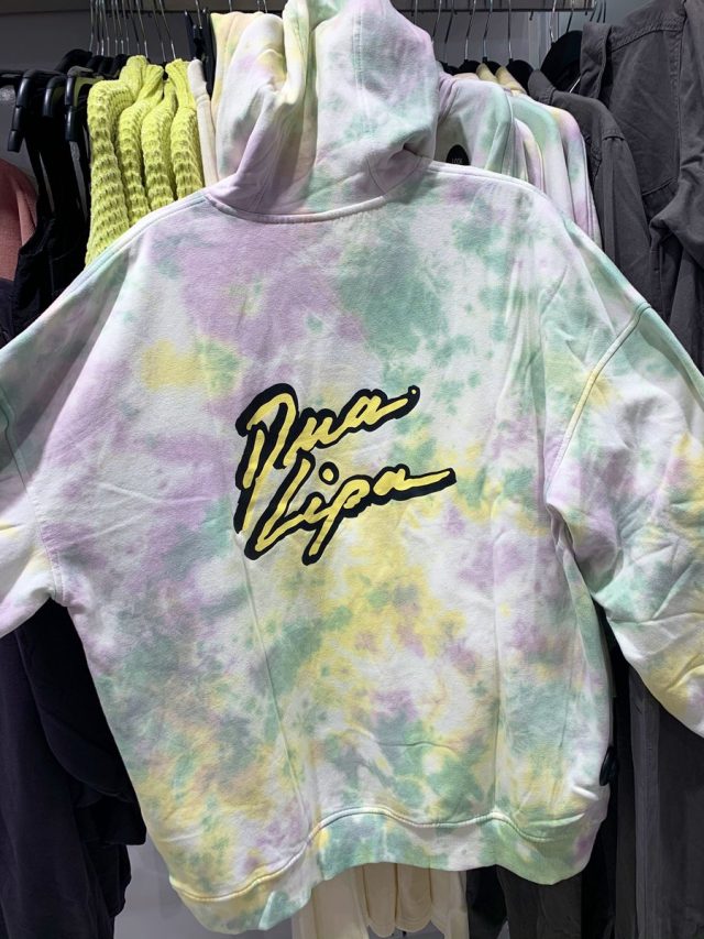 Këngëtarja shqiptare nis bashkëpunim me shtëpinë ndërkombëtare të modës, Dua Lipa hedh në treg ‘hoodie’ me emrin e saj 2 2 45