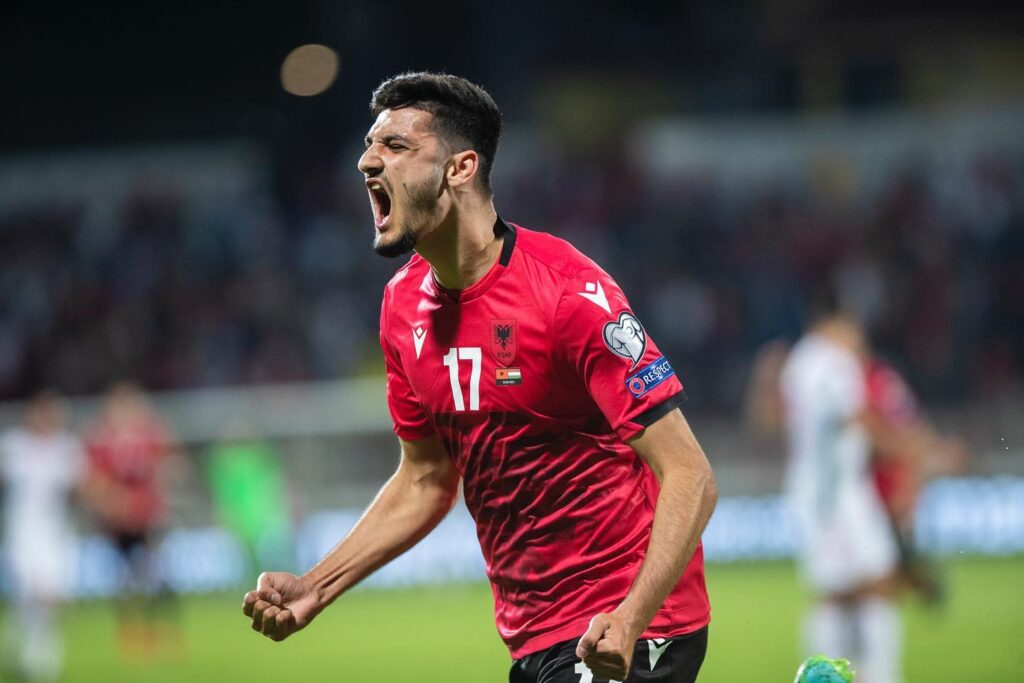 Broja i dhuron Shqipërisë golin e fitores ndaj Hungarisë, festë në “Elbasan Arena” 240586523 4142468705852327 8256893438383796584 n