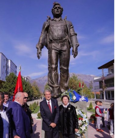 Berisha kujton Azem Hajdarin/ Demokratë, tribuni ynë sot na thërret: Kokën Lart! 241676444 2003712486456315 3877391402083020688 n 381x450 1