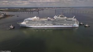 Wonder of the Seas, anija që duket si një “qytet” që noton 2 48041733 10001171 Wonder of the Seas is 210ft 64m wide can accommodate 6 988 guest a 39 1631882939460