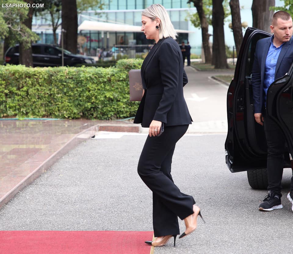 Rikthehen sfilatat e modës “Kuvendi Fashion Week”, deputetët vijnë me koleksionet e reja vjeshtë-dimër 8 7 2